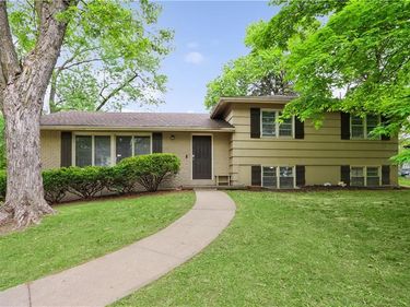 6155 NE Circle View Drive, Kansas City, MO 64118