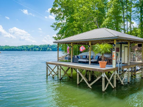 1738 Bayfront Drive, Soddy Daisy, TN 37379