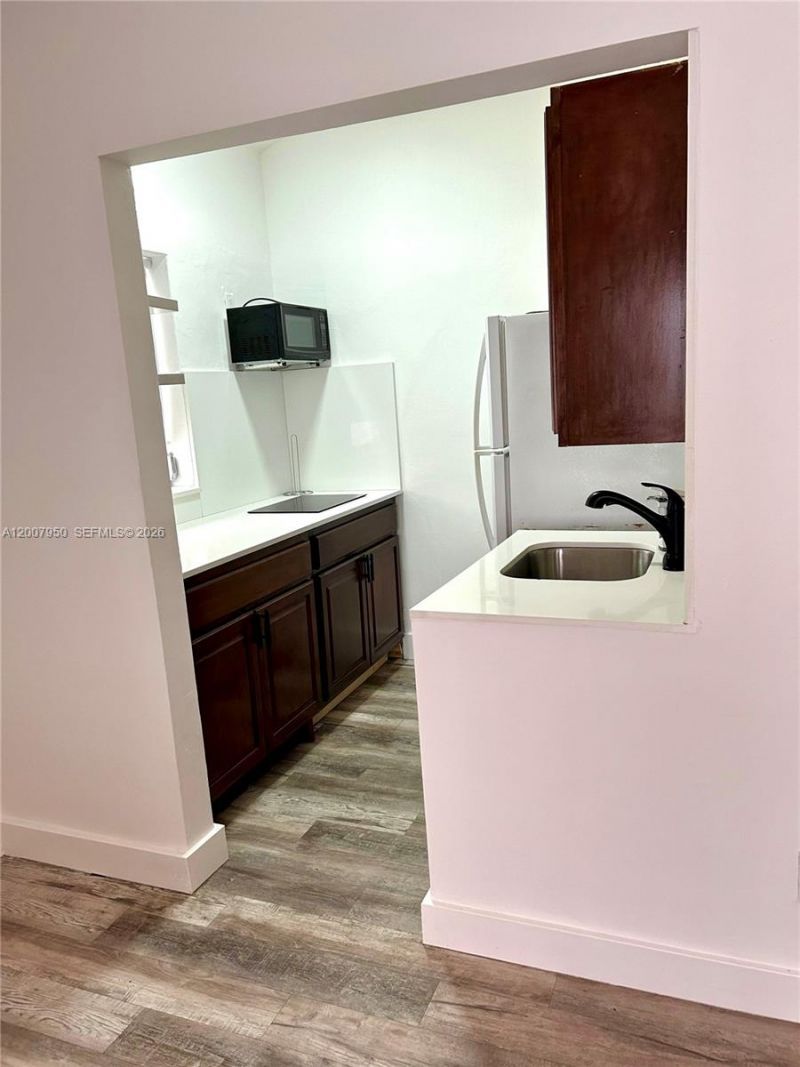 215 30th St, Unit 17, Miami Beach, FL 33140 Photo