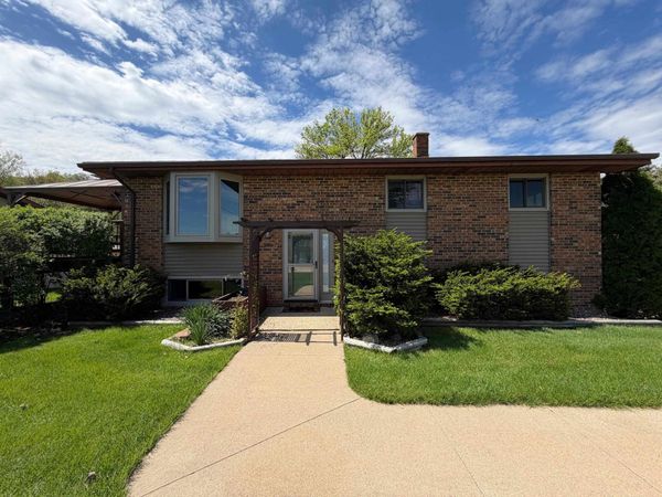 21853 Kings Row, Dubuque, IA 52001