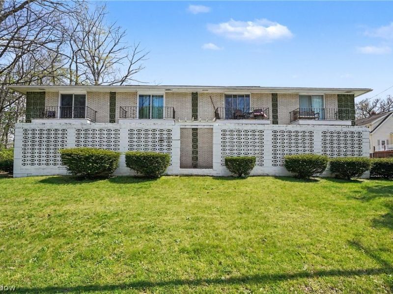 1376 Forest Glen Drive, Cuyahoga Falls, OH 44221 Photo 1