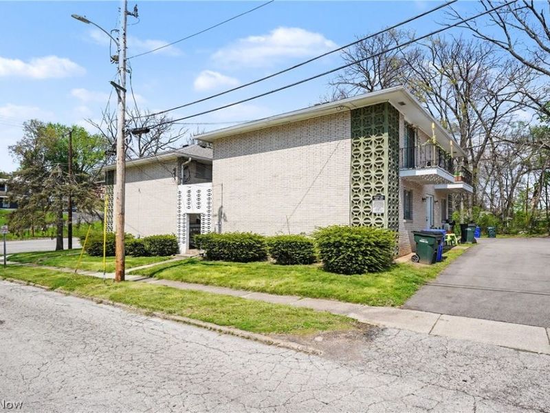 1376 Forest Glen Drive, Cuyahoga Falls, OH 44221 Photo 3