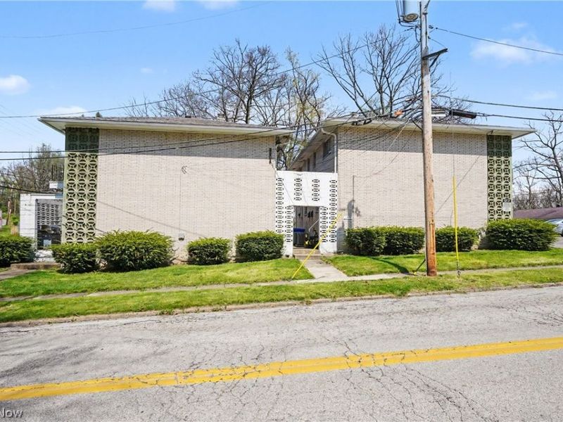 1376 Forest Glen Drive, Cuyahoga Falls, OH 44221 Photo 4