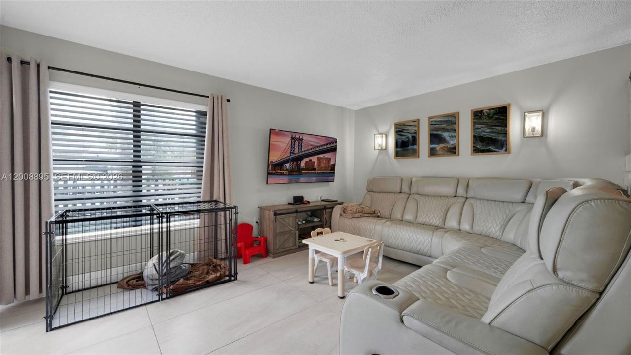 8186 NW 98th Ln, Unit 123, Hialeah Gardens, FL 33016 Photo