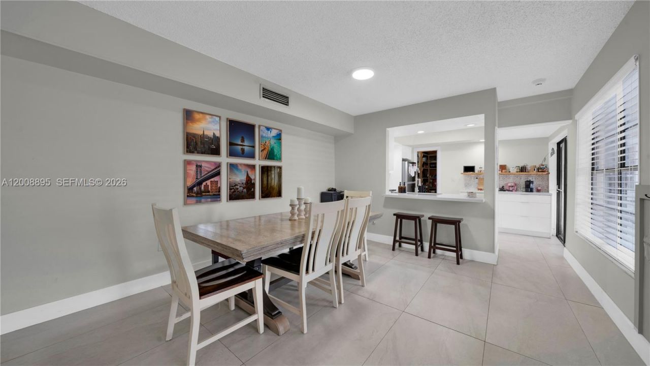 8186 NW 98th Ln, Unit 123, Hialeah Gardens, FL 33016 Photo