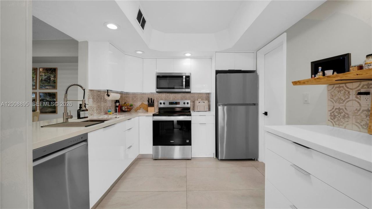 8186 NW 98th Ln, Unit 123, Hialeah Gardens, FL 33016 Photo