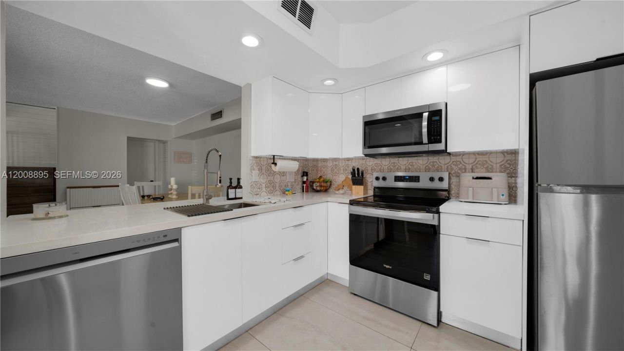 8186 NW 98th Ln, Unit 123, Hialeah Gardens, FL 33016 Photo