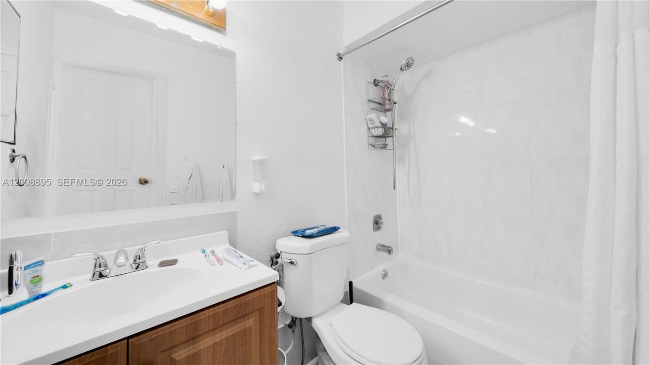 8186 NW 98th Ln, Unit 123, Hialeah Gardens, FL 33016 Photo