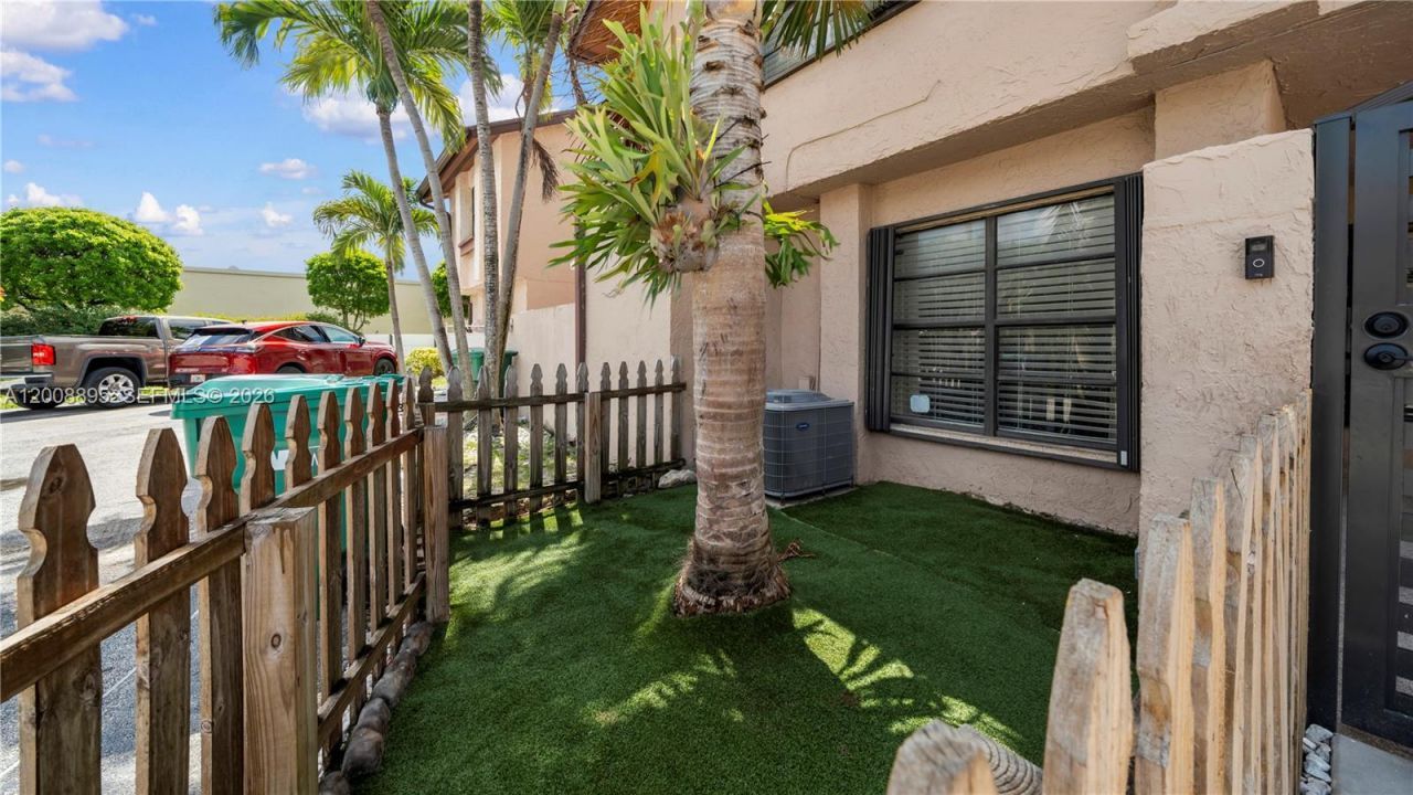 8186 NW 98th Ln, Unit 123, Hialeah Gardens, FL 33016 Photo
