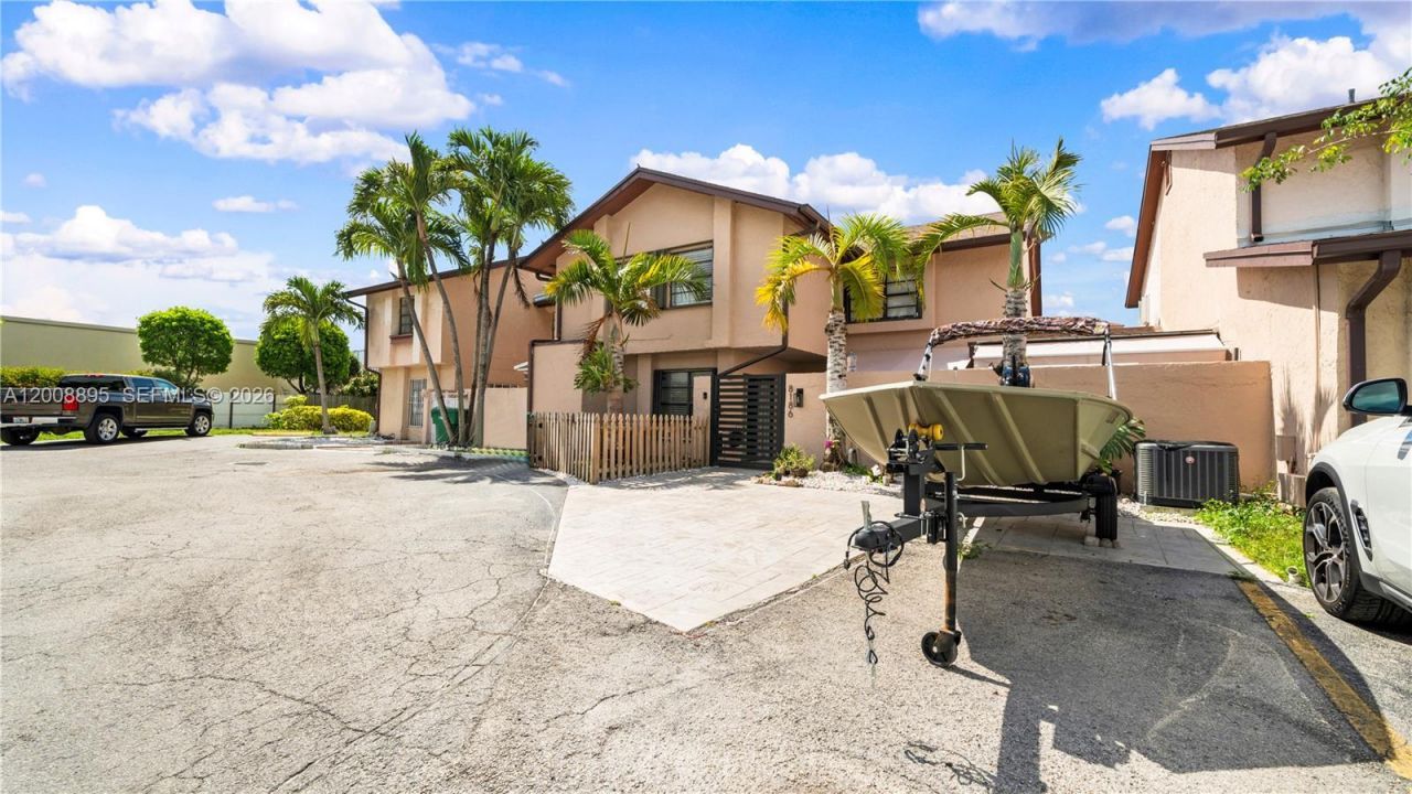 8186 NW 98th Ln, Unit 123, Hialeah Gardens, FL 33016 Photo