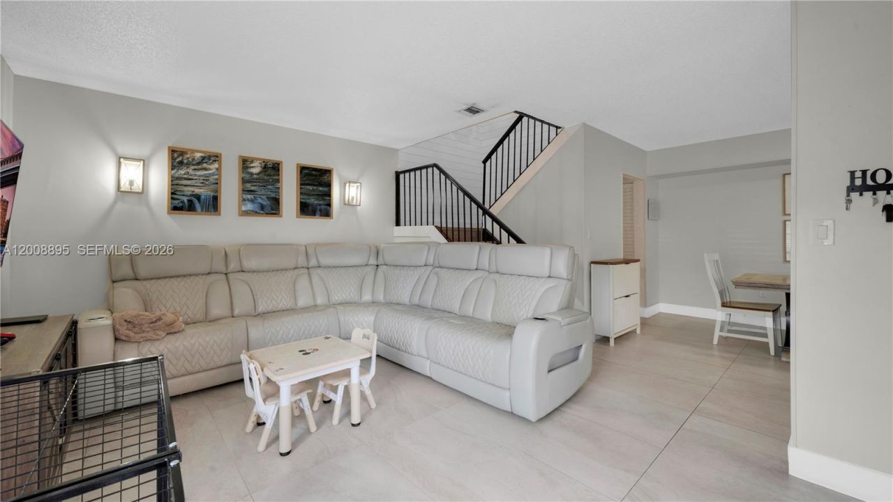 8186 NW 98th Ln, Unit 123, Hialeah Gardens, FL 33016 Photo