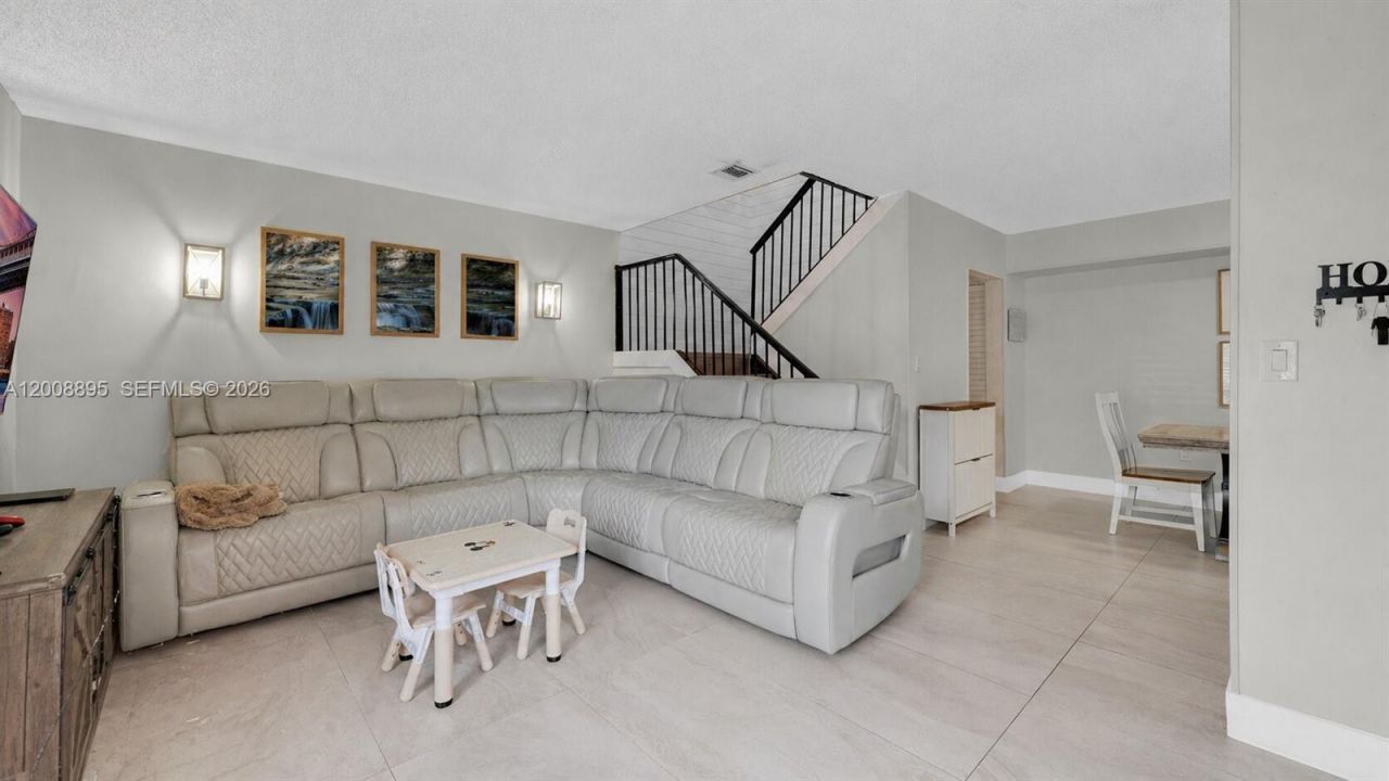 8186 NW 98th Ln, Unit 123, Hialeah Gardens, FL 33016 Photo