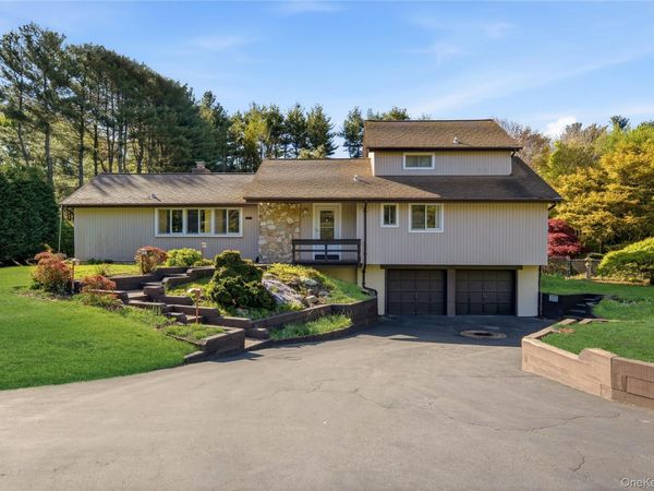 334 Edgewood Avenue , Smithtown, NY 11787