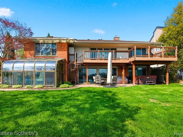 2497 W Walton Boulevard, Waterford Twp, MI 48329