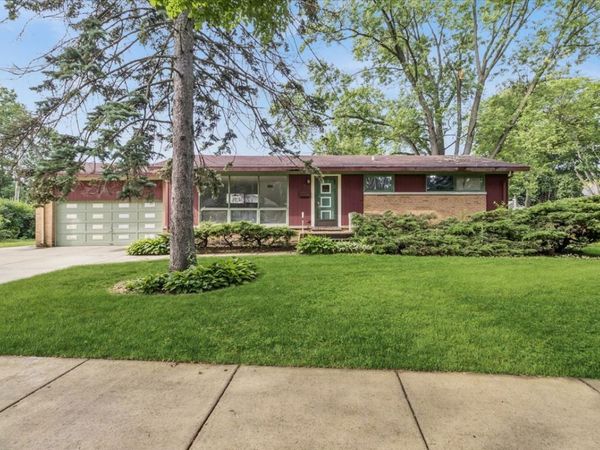 719 W Dresser Drive, Mount Prospect, IL 60056