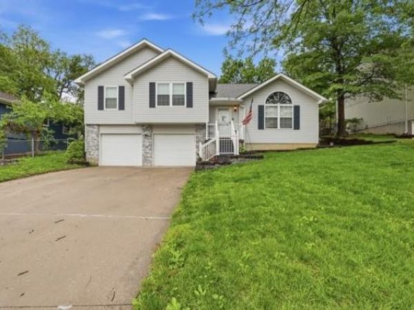 307 SW 13th Street, Oak Grove, MO 64075