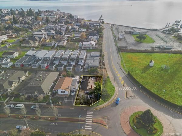 9601 Fifth St , Sidney, BC V8L 2W7