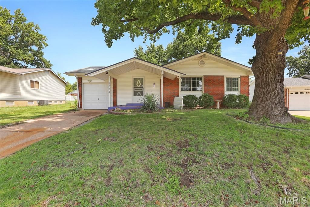 1684 Kew Gardens Drive, Florissant, MO 63031 Main Photo