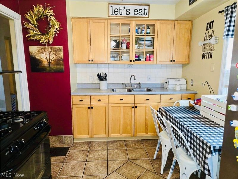2402 E 35th Street, Lorain, OH 44055 Photo 2