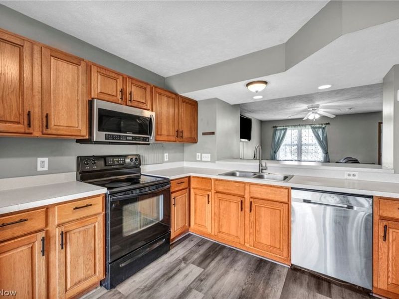 1086 Peach Boulevard, Willoughby, OH 44094 Photo 9