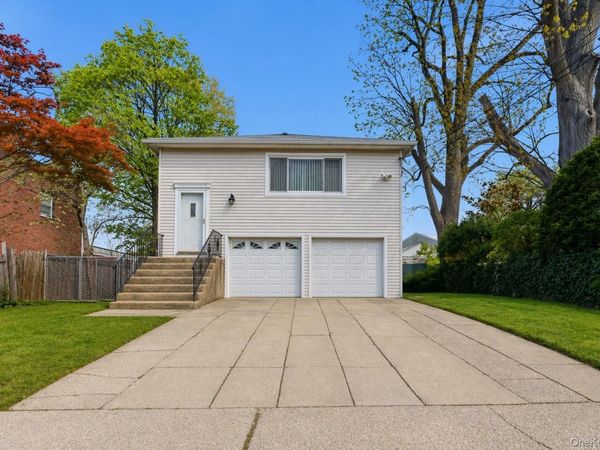 335 Winthrop Street , Westbury, NY 11590