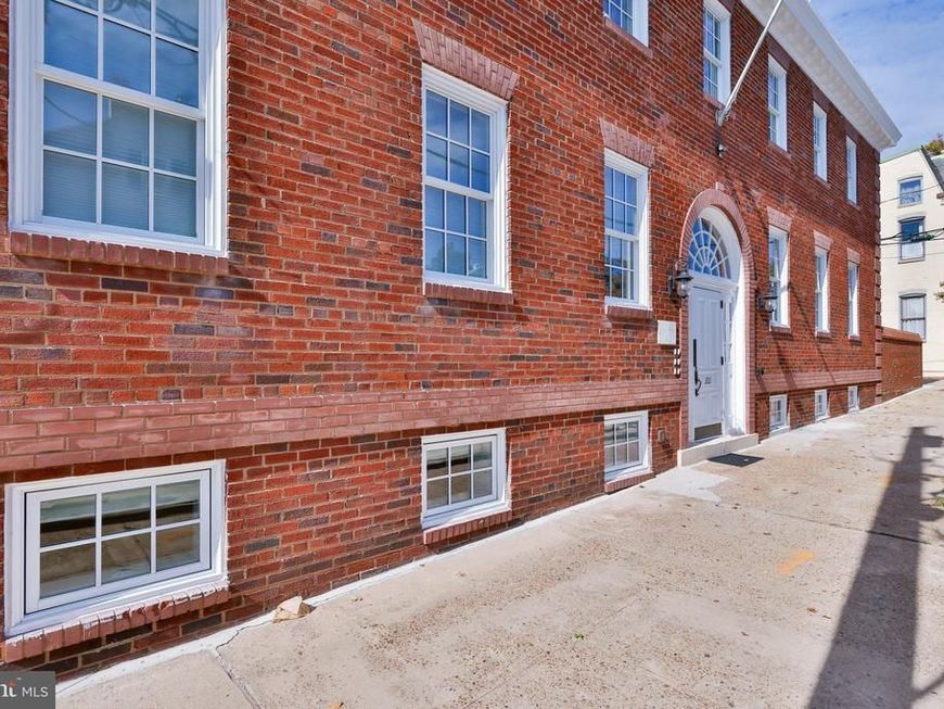 221 S Alfred Street, Unit 1B, Alexandria, VA 22314 Main Photo