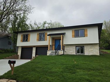 5129 Raven Oaks Drive, Omaha, NE 68152