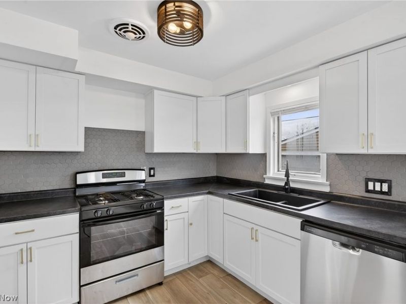 568 Heather Lane, Bedford, OH 44146 Photo 2