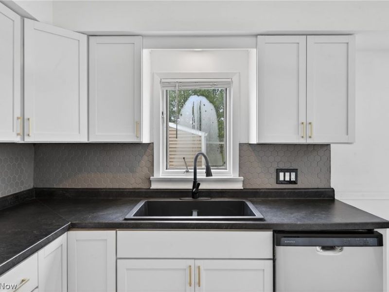 568 Heather Lane, Bedford, OH 44146 Photo 3