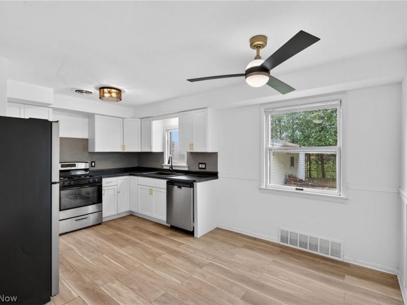 568 Heather Lane, Bedford, OH 44146 Photo 6