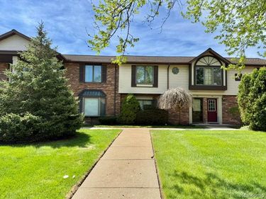 2232 London Bridge Drive, Rochester Hills, MI 48307