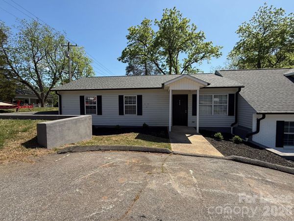 454 8th Avenue NE, Hickory, NC 28602