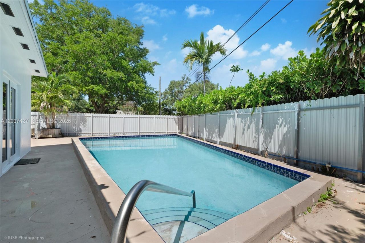 5889 Devonshire Blvd, Miami, FL 33155 Photo