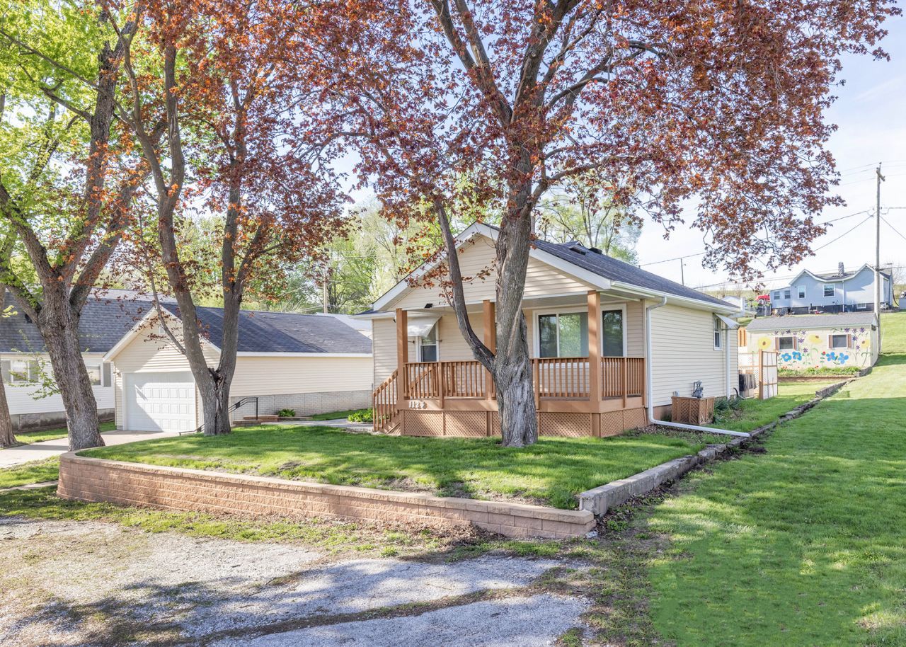1124 Walnut Street, Buffalo, IA 52728 Main Photo