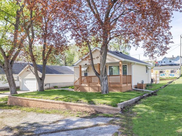 1124 Walnut Street , Buffalo, IA 52728