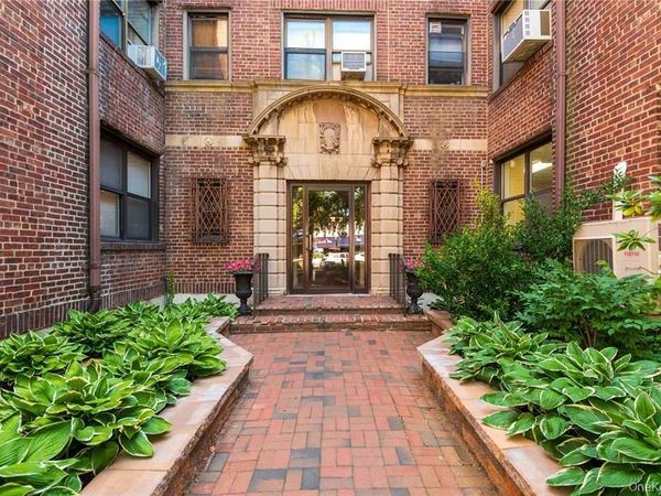 7 BOND , Unit 3J, Great Neck, NY 11021