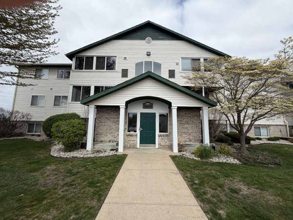 5835 Crosswinds Drive, Unit 14, Norton Shores, MI 49444