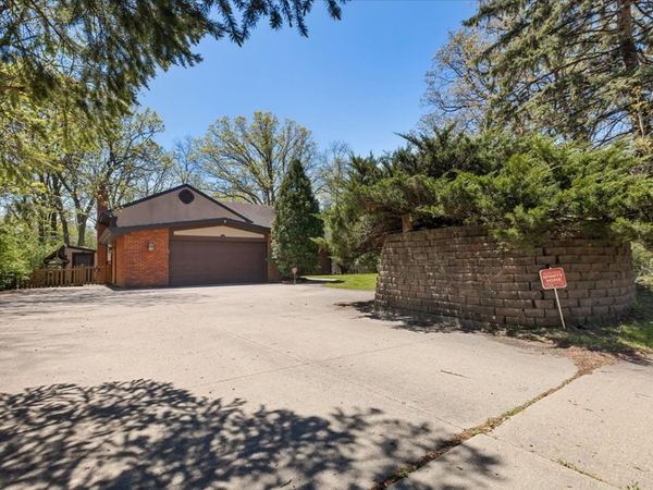 33 Half Day Road , Lincolnshire, IL 60069