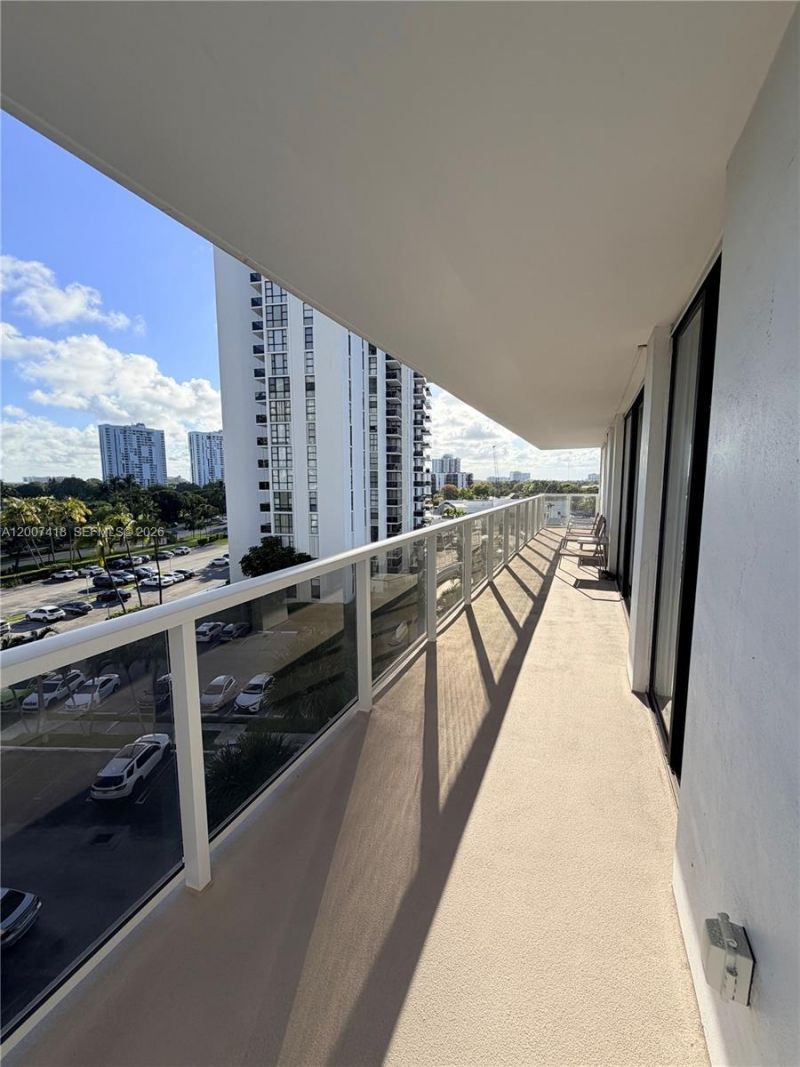 3701 N Country Club Dr , Unit 607, Aventura, FL 33180 Photo