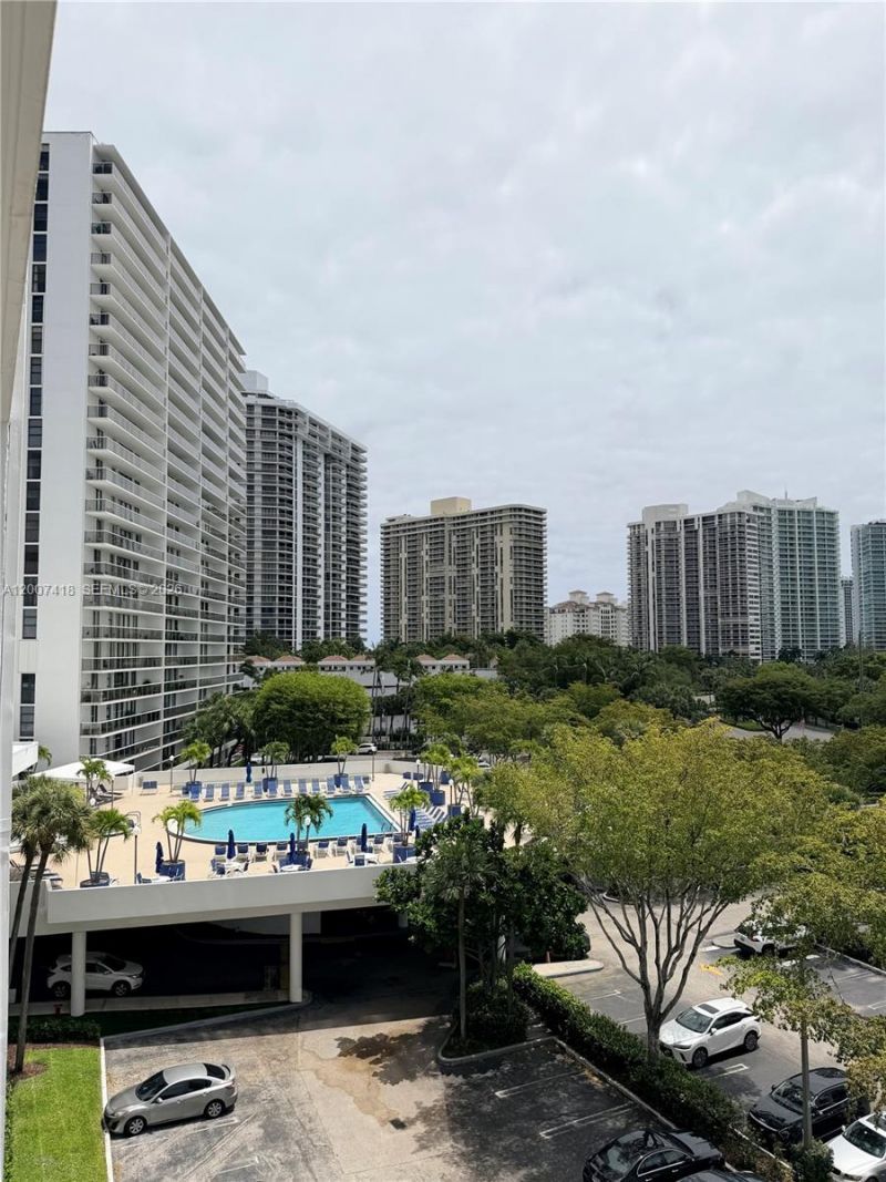 3701 N Country Club Dr , Unit 607, Aventura, FL 33180 Photo