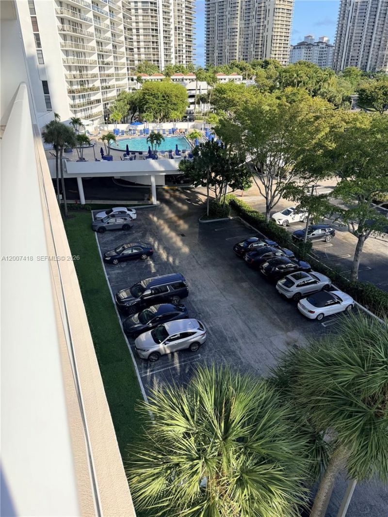 3701 N Country Club Dr , Unit 607, Aventura, FL 33180 Photo