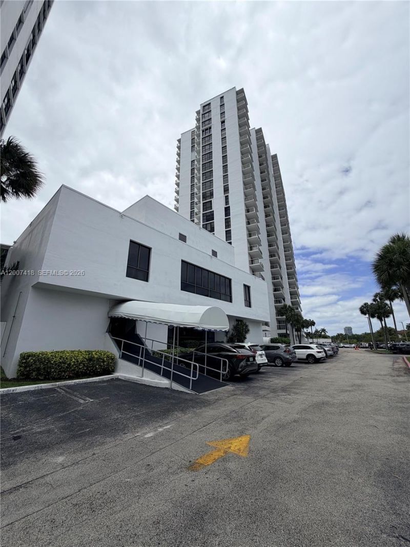 3701 N Country Club Dr , Unit 607, Aventura, FL 33180 Photo