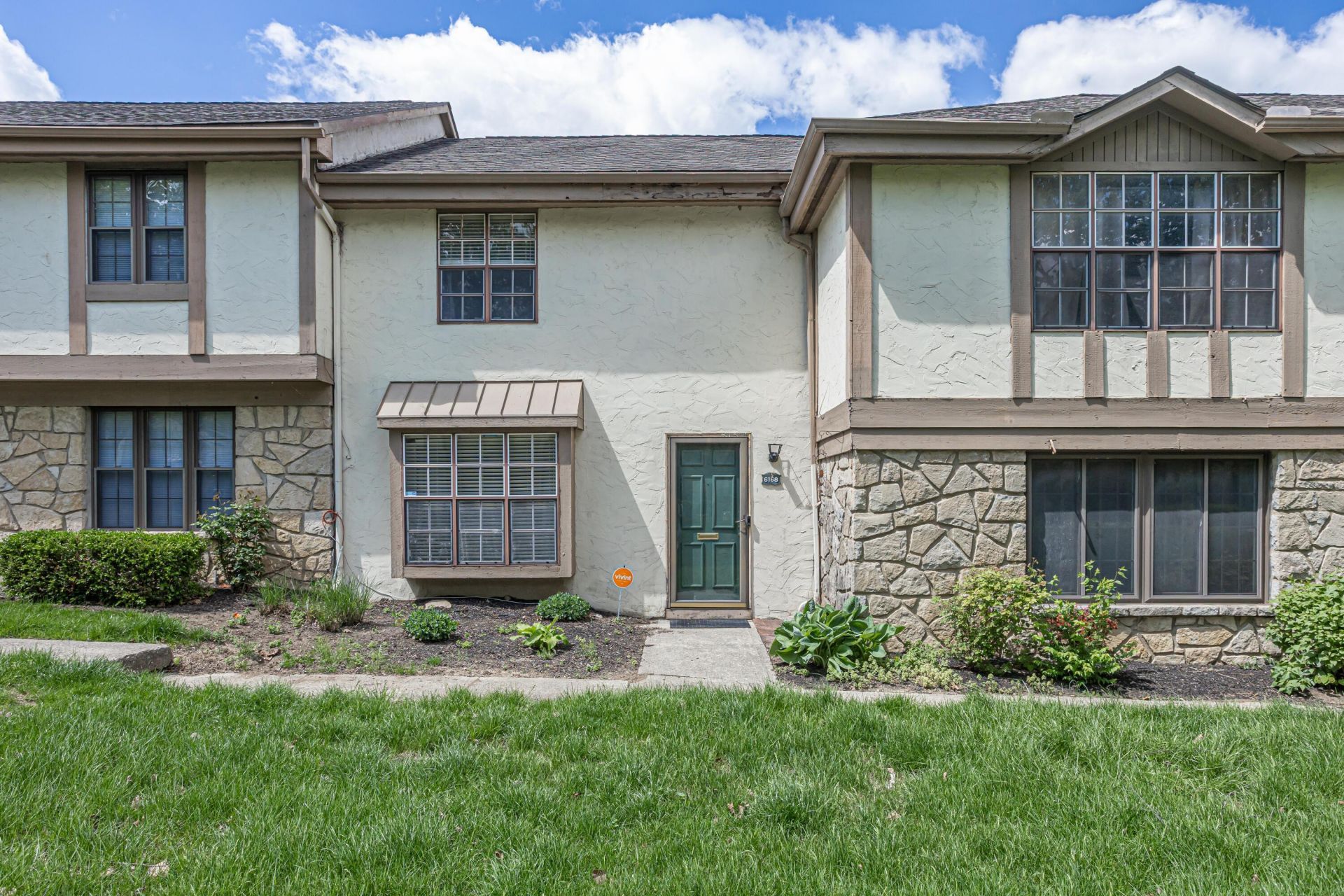 6168 Stornoway Drive S, Columbus, OH 43213 Main Photo