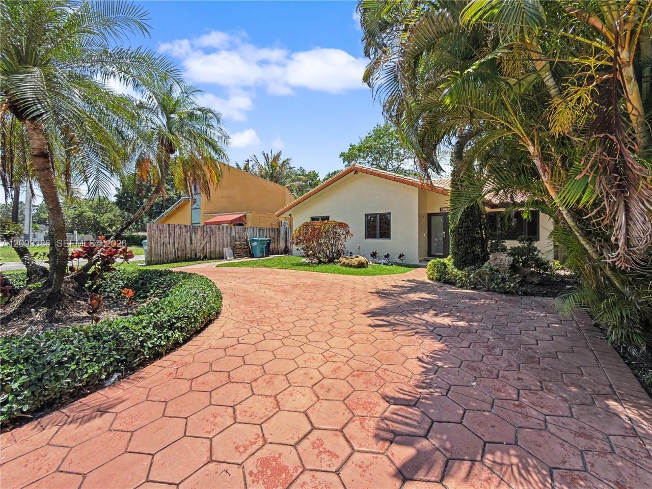 6714 N Waterway Dr, Miami, FL 33155 Photo