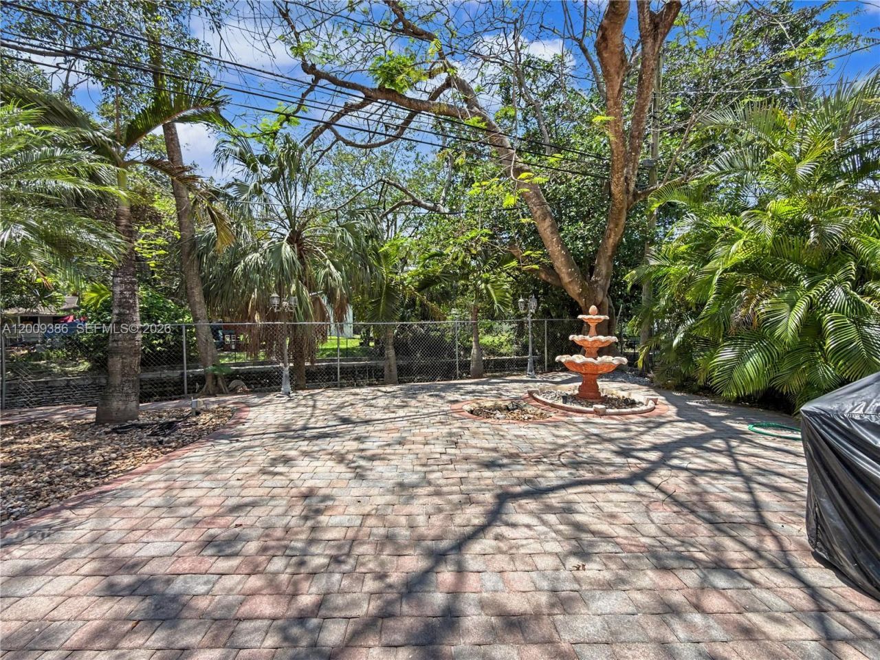 6714 N Waterway Dr, Miami, FL 33155 Photo