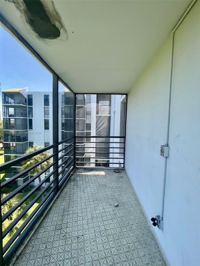20400 W Country Club Dr , Unit 608, Aventura, FL 33180 Photo