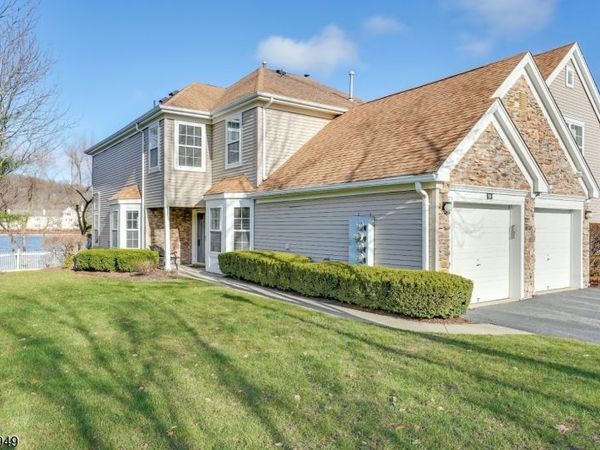 16 Lagoon Way, Roxbury, NJ 07852