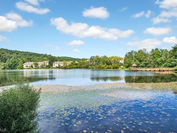16 Lagoon Way, Roxbury, NJ 07852