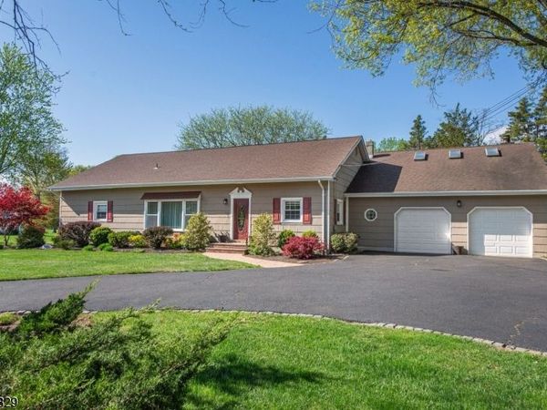 18 Stonewyck Dr, Hillsborough, NJ 08844