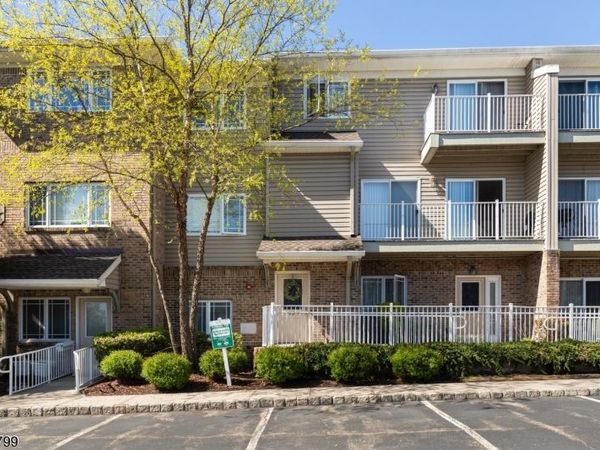 43 Manchester Ct, Kinnelon, NJ 07405